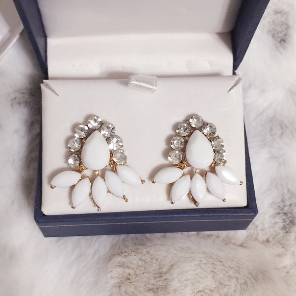 NEW: Stylish Chic Handcrafted, White Acrylic Floral Gemstones Gold Post Earring - Picture 1 of 10